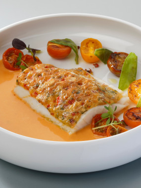 Dos de sandre en croûte de parmesan, pignons et tomates, sauce aurore aux baies